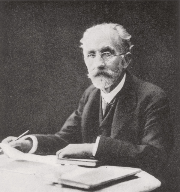 23 Otto Bassermann am Schreibtisch